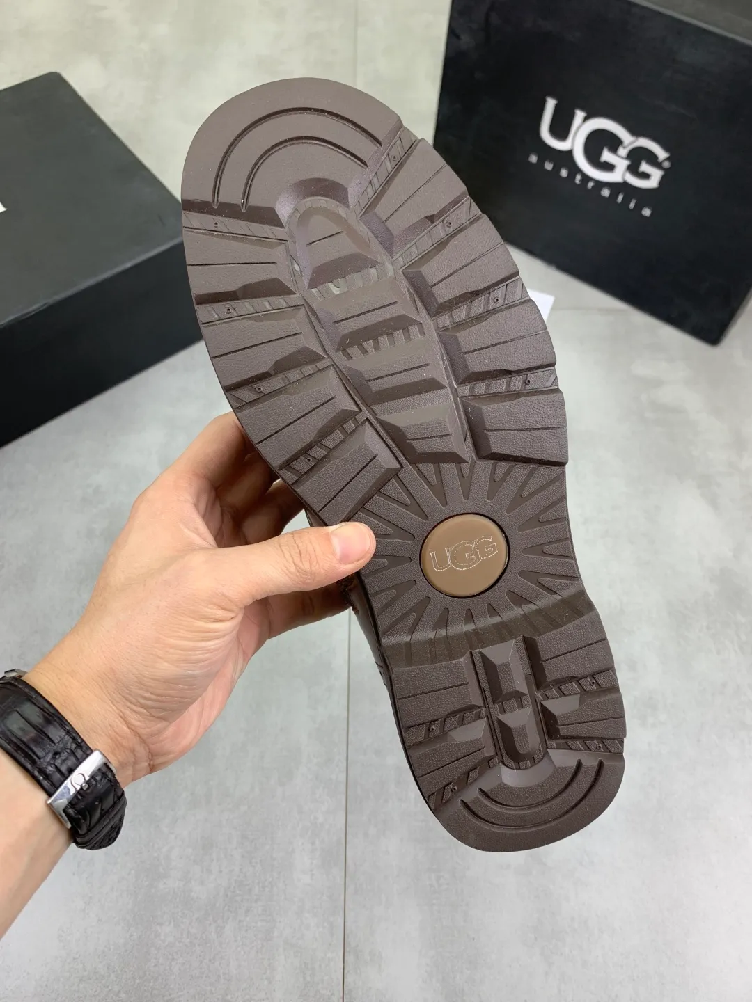 Men's shoes 💰P620 [New style] 💰 🆘 "Real wool" [UGG] 👉The popular men's shoes are synchronized with the official website 🔰The quality [proud] is not comparable to the imitations in the general market 🌀The upper is imported Italian frosted cowhide, and the lining: foot pads 🅰️Grade 🐑Real wool👻Only Grade A can show the effect The hand feels smooth and delicate 🔱The shoe shape is grand, only the factory can do it 🎄The perfect toughness of the original outsole 👻⬛️ can allow customers to say goodbye to one-time consumption. Real wool lining, super warm. Brown and gray available. Size: 38-44